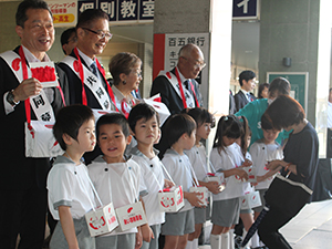 10月津新町駅での街頭セレモニー