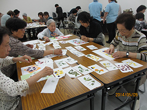 認知症予防教室で絵手紙を書いている写真