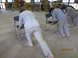 元気アップ教室で体操をしている写真