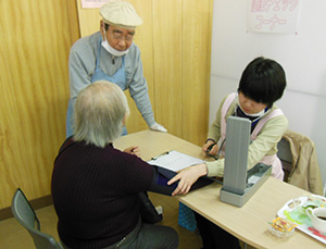 血圧を測っている写真